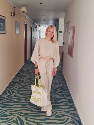 Tento outfit jste si hooodně oblíbily! Ve skutečnosti je materiál ještě krásnější, má úžasné vlastnosti a strukturu. My...