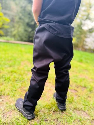 Naše COOL softshellové kalhoty BASIC BLACK s vysokým pasem a náplety dole👌 Proč basic? Protože jsou jednoduše jenom černé...