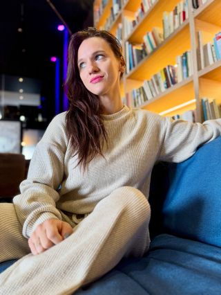 🩷 Stylový komplet z jemné svetroviny, který na lícní straně zaujme decentní strukturou, zatímco z rubu je neuvěřitelně...