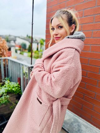 Pastelově růžový kabátek, který si zamilujete na první pohled 💗 Má krásnou strukturu látky a uvnitř jemnou béžovou...