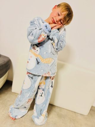 #MUSTHAVE letošní zimy! Teploučký plyšový komplet, který svítí ve tmě 🥰 👉 teploučký 👉 jemný 👉 svítivý 👉 trendy Objednat si...